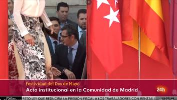 Una especialista en protocolo se pronuncia y tiene algo que decir sobre la polémica escena en Sol