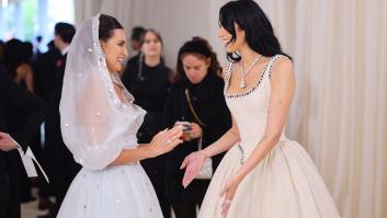 Un gesto de Penélope Cruz con Dua Lipa en la Met Gala, material explosivo para redes