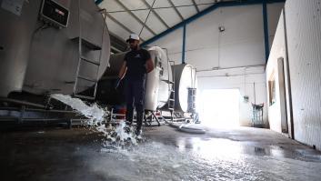 La razón por la que los ganaderos están tirando la leche Puleva