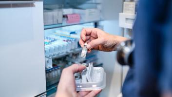 Una médica enseña cuánto cuesta un fármaco contra las migrañas para recordar el "tesoro" que tenemos