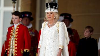 Los perros corgis de Isabel II aparecen bordados en el vestido de la reina Camila