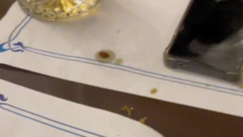 Paz Padilla enseña lo que se ha encontrado en un restaurante: muchos le dicen que no pague la cuenta