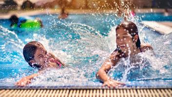 Fiesta con los más pequeños en la piscina... y los padres a su bowl