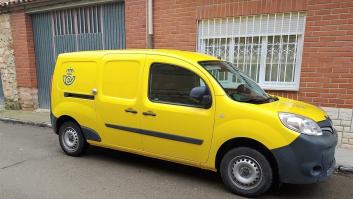 Graban a un repartidor de Correos abriendo un paquete, sacando su contenido y arrancando su etiqueta