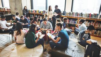 Lo que hace este joven universitario para desestresarse es de lo más surrealista