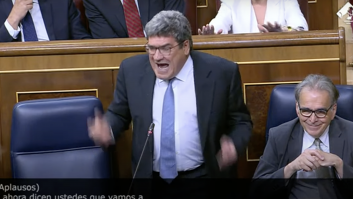 Escrivá se indigna con los "bulos" del PP hasta tal punto que Gamarra le tiene que contener