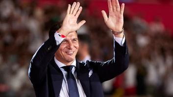 Le explica a su pareja lo importante que es homenajear a Joaquín y esta no da crédito