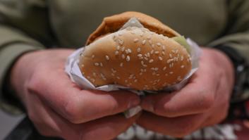 Advierten de la comida 'chatarra' después de que un joven se quedara ciego por falta de nutrientes