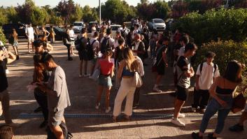 Entrevistan a un estudiante a la salida de la EvAU y la conversación que surge es de matrícula