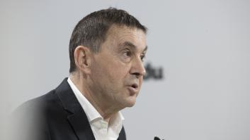 Otegi "aplaude" el paso de sus concejales y denuncia una "campaña de acoso y derribo" contra Bildu