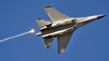 Un F-18 se estrella en la base aérea de Zaragoza y el piloto salva su vida al conseguir eyectarse