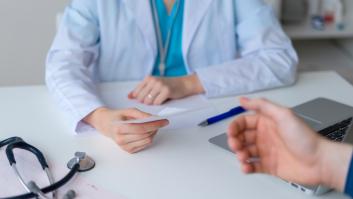 Relata la conversación que ha tenido en un centro de salud y deja a Twitter flipando