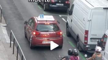 Graban lo que le pasa al coche rojo y es imposible no fijarse en lo que hacen los que van detrás