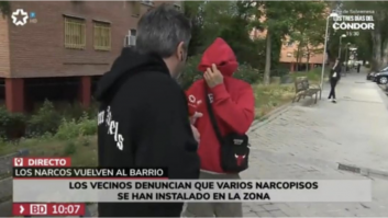 Un reportero de Telemadrid se enfrenta a dos jóvenes en pleno directo