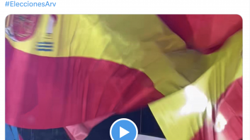 Ana Pastor capta en medio de la celebración en Génova este cartel dirigido a Ayuso