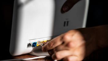 Mete un coche teledirigido en el conducto de ventilación para hacer llegar un cable a otro cuarto