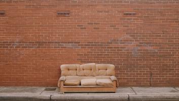 Un vecino de Eibar va por el pan y acaba en la UCI, aplastado por un sofá lanzado desde un tercero