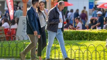 Letizia se fija en este llamativo libro de una caseta feminista y LGTBI en la Feria del Libro