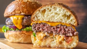 El aviso de la AESAN que debes tener en cuenta la próxima vez que comas hamburguesa
