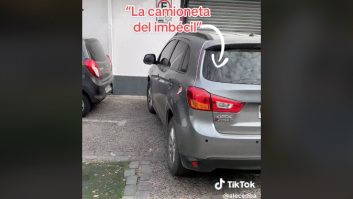 Un coche aparca detrás y no le deja salir: él espera tres horas y el desenlace engancha a muchos