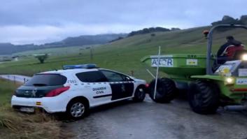 Un ganadero siembra el caos tras embestir su tractor contra un coche de la Guardia Civil
