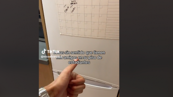 Enseña lo que tienen sus amigos en el congelador y... y... y... bueno, es mejor verlo