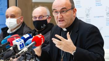 El obispo Munilla lamenta que el colectivo LGTBIQ+ esté "desfigurando" el "símbolo bíblico" del arcoíris: "Su ideología tiene los pies de barro"