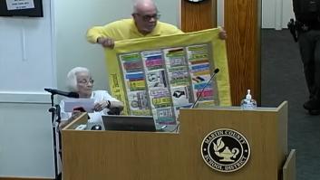 Una mujer centenaria protesta contra la prohibición de libros en Florida (EE.UU)