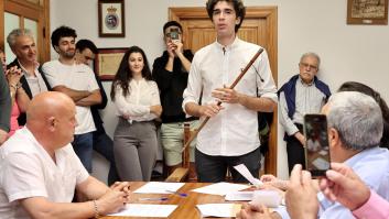 El primer alcalde de España en ser investido: a medianoche, cohetes y luego romería