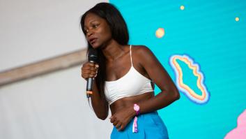 Asaari Bibang triunfa en Twitter al contar lo que le dijo un camarero al ver su pelo