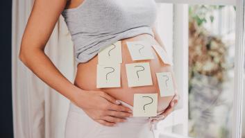 Hace un pastel para la fiesta revelación de un bebé y ocurre lo inesperado