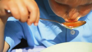 Una asesora de imagen explica cómo se debe tomar la sopa: todo el mundo lo hace mal