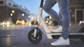 Alucinan con lo que lleva esta ciudadana mientras conduce un patinete eléctrico