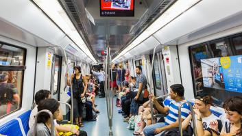 Publica una foto con lo que ha visto en el metro de Barcelona y recibe decenas de comentarios