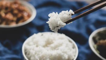Muestra cómo se hace el arroz en China y por qué esta es, según él, la mejor forma de cocinarlo