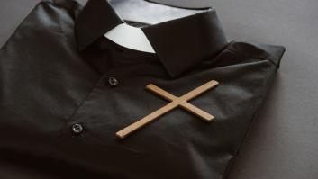 Un cura responde a una usuaria que le preguntaba por qué solo lleva ropa con la bandera de España