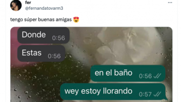 Les dice a sus amigas por WhatsApp que está en el baño llorando y la respuesta de ellas es historia