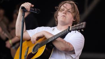 Lewis Capaldi sufre una crisis de Tourette en directo y el público reacciona de la forma más emotiva