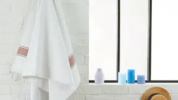 El gesto común con la toalla de la ducha hace que te seques con bacterias: es posible que provoque enfermedades urinarias