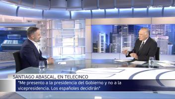 "Siento decirlo así" le comenta Piqueras a Abascal antes de soltarle, hasta dos veces, esto en directo