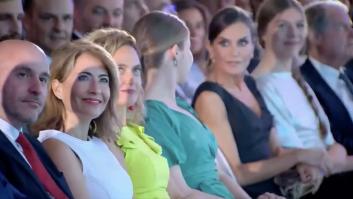 Una experta en protocolo capta lo que estaba haciendo Letizia mientras el rey hablaba