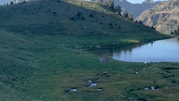 Está acampado en Andorra, piensa que vienen a multarlo y lo que ocurre es aún más impactante