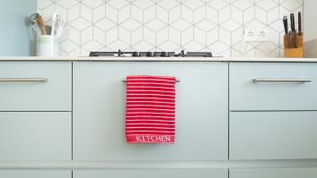 El importante aviso del Ministerio de Consumo sobre los trapos de cocina (y más en verano)