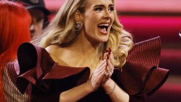 Adele está en pleno concierto, ve a una persona y lo que hace lleva millones de reproducciones