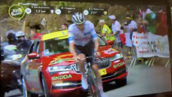 La persona que va en el coche rojo la lía en el Tour: saca la mano y se quejan hasta en La2