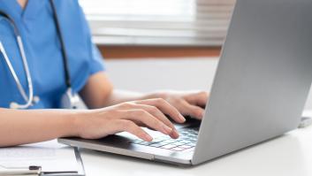 Una enfermera se hace rica sin querer al vender sus apuntes de estudiante