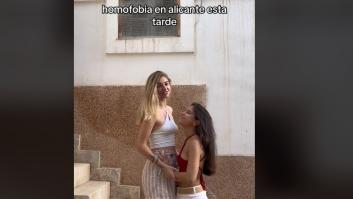 Dos chicas se están grabando un vídeo y lo que les ocurre es vergonzoso: en pleno 2023
