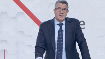 El percance de Patxi López en su minuto de oro: ha sido molesto pero lo ha apañado como ha podido