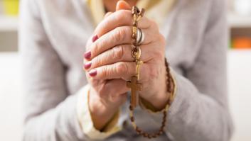 Su abuela se encuentra un supuesto rosario por casa y se lo pone en la muñeca: ojo al atuendo