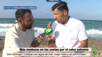 El grito de un reportero de laSexta cuando le cae una medusa en el brazo